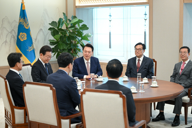 윤석열 대통령과 더불어민주당 이재명 대표가 29일 서울 용산 대통령실 집무실에서 영수회담을 하고 있다. 대통령실 제공